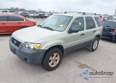 2005 Ford Escape Xlt z USA, uszkodzony, nr VIN 1FMYU03105KD52028